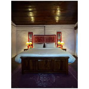 1 dormitorio con 1 cama grande y 2 lámparas en Mulberry House en Almora