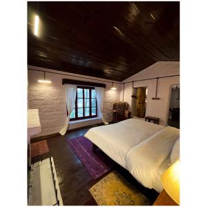 Un dormitorio con una cama grande y una ventana en Mulberry House en Almora