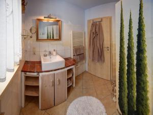 W łazience znajduje się umywalka i lustro. w obiekcie Feriendomizil Stöberl - Chiemgau Karte w mieście Inzell