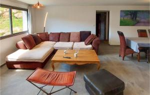 ein Wohnzimmer mit einem Sofa und einem Tisch in der Unterkunft 3 Bedroom Amazing Home In Taglio Isolaccio in Taglio-Isolaccio