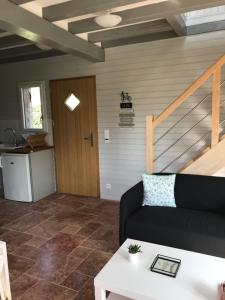 ein Wohnzimmer mit einem Sofa und einem Tisch in der Unterkunft Maison au bord de riviere , proche de la mer- spa semi rigide plein air en option in Bacqueville-en-Caux