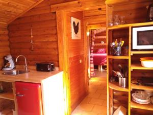 Kuchyň nebo kuchyňský kout v ubytování Chalet Le Paradou Adults only
