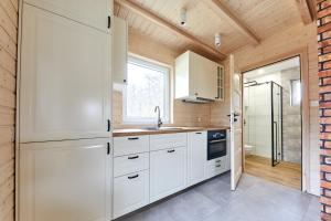 Kuchyňa alebo kuchynka v ubytovaní Apartamenty Białe Brzozy