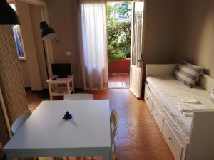 ein Wohnzimmer mit einem weißen Sofa und einem Tisch in der Unterkunft Bilocali con Giardino Via Sivori in Bonassola