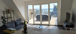 TV a/nebo společenská místnost v ubytování Les terrasse du rody, vue mer .