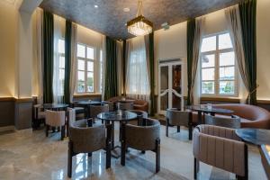 um restaurante com mesas, cadeiras e janelas em Hotel de Turistas Huancayo - Hotel Asociado Casa Andina em Huancayo