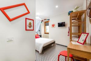 Schlafzimmer mit einem Bett und einem Schreibtisch mit einem Laptop in der Unterkunft Carugio Remilde in La Spezia