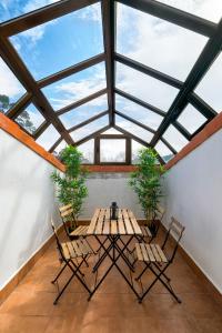 a table and chairs in a room with windows at Tranquila finca situada a 15 minutos de Bilbao, aeropuerto BEC y playas in Laukiz