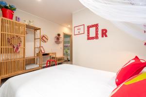 Schlafzimmer mit einem weißen Bett und einem Schreibtisch in der Unterkunft Carugio Remilde in La Spezia