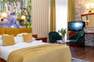 a hotel room with a bed and a tv at Hotel Wenecki in Częstochowa