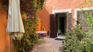A garden outside Rione Monti Studio Apt with private garden