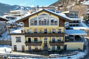 ツェル・アム・ゼーにあるAppartement Haus Sonnenheimの雪山頂の家