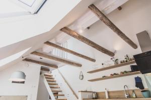 ein umgebautes Dachgeschoss eines Hauses mit Holzbalken in der Unterkunft Gulfhof Boomgaarden Boomgaarden 16 Albert in Krummhörn