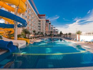 Bazén v ubytování Elegance Resort Hotel & SPA Wellness-Aqua nebo v jeho okolí