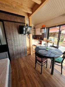 um quarto com uma mesa e uma cozinha numa casa em Bienvenue dans la COSY BOX, micro maison agréable em Wittisheim