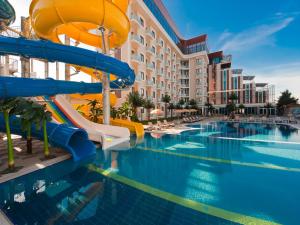 Bazén v ubytování Elegance Resort Hotel & SPA Wellness-Aqua nebo v jeho okolí