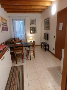 eine Küche und ein Wohnzimmer mit einem Tisch und Stühlen in der Unterkunft Casa Barca in Verona