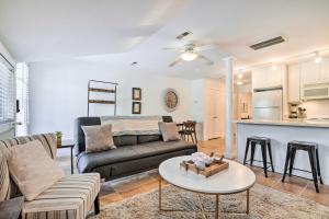 Ruang duduk di Modern Chapel Hill Condo Convenient to Hot Spots!