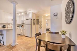 Una cocina y un comedor con mesa y sillas. en Ideally Located and Updated Chapel Hill Apartment!, en Chapel Hill
