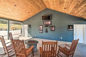 Splendid Tiny Home with Fire Pit about 2 Mi to Lake! في Morganton: شرفة مع كراسي ومدفأة