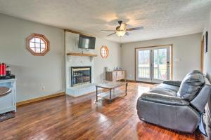salon z kanapą i kominkiem w obiekcie Richmond Area Home with Game Room and Patio! w mieście Sandston