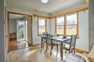jadalnia ze stołem, krzesłami i oknami w obiekcie Richmond Area Home with Game Room and Patio! w mieście Sandston