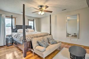 sypialnia z łóżkiem i wentylatorem sufitowym w obiekcie Richmond Area Home with Game Room and Patio! w mieście Sandston