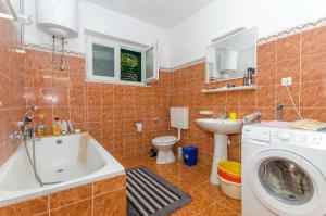 Ένα μπάνιο στο Apartments KATA +22 φωτογραφίες