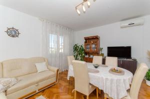 Μια τηλεόραση ή/και κέντρο ψυχαγωγίας στο Apartments KATA