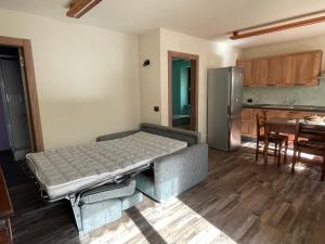 ein Zimmer mit einem Bett in der Mitte einer Küche in der Unterkunft Casa Carral in Aymavilles