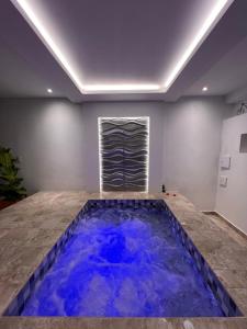 Una gran piscina azul en una habitación con techo en BALCÓN DE SANTA MARÍA 2, en Dosquebradas