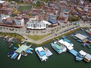 eine Luftansicht auf einen Yachthafen mit Booten im Wasser in der Unterkunft Hotel Portobelo Guatape in Guatapé