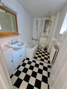 Koupelna v ubytování Beggar's Lane Cottage + 23 fotografií