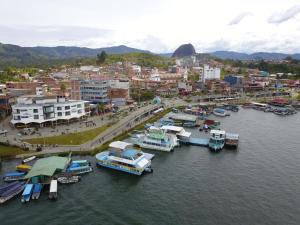 una vista aerea di un porto con barche in acqua di Hotel Portobelo Guatape a Guatapé