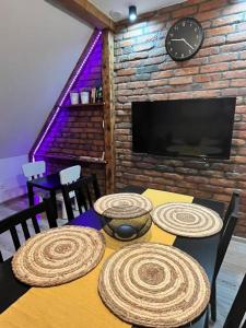 Televízia a/alebo spoločenská miestnosť v ubytovaní Sudecki apartament