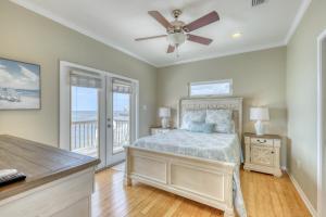 Postel nebo postele na pokoji v ubytování Villa Delphinus - Beachfront! and Pet Friendly! Feel the ocean breezed and hear the waves lapping right at your doorstep! home