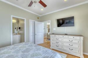 TV a/nebo společenská místnost v ubytování Villa Delphinus - Beachfront! and Pet Friendly! Feel the ocean breezed and hear the waves lapping right at your doorstep! home