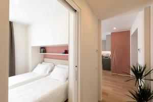 ein Schlafzimmer mit einem großen Bett in einem Zimmer in der Unterkunft Residence Casa Coppa Appartamento Flox in Omegna