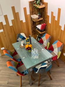 einen Tisch mit Stühlen mit einer Schale Obst darauf in der Unterkunft Monem’s House portello in Mailand