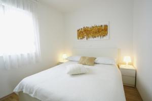 מיטה או מיטות בחדר ב-La Perla Apartment Podstrana (Split riviera)