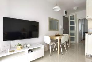 Televisyen dan/atau pusat hiburan di La Perla Apartment Podstrana (Split riviera)