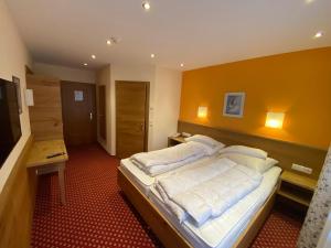 Giường trong phòng chung tại Hotel-Pension Strolz