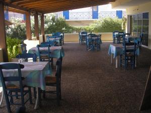 un groupe de tables et de chaises dans une pièce dans l'établissement Francisco Beach Hotel, à Áyios Andréas Messinias