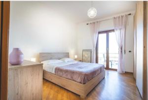 索倫托的住宿－Ludo Home，一间卧室设有一张大床和一个大窗户