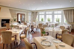 En restaurang eller annat matställe på Hotel Restaurant Le Dauphin et Le Spa du Prieuré