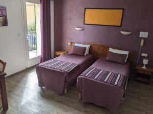 Postel nebo postele na pokoji v ubytování Hôtel Le Pradet