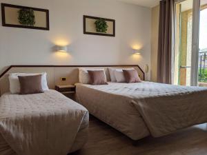 Postel nebo postele na pokoji v ubytování Hôtel Le Pradet
