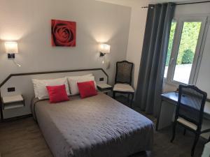 Postel nebo postele na pokoji v ubytování Hôtel Le Pradet