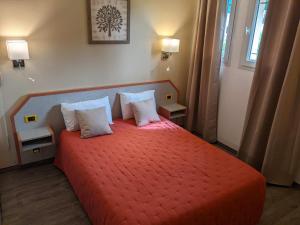 Postel nebo postele na pokoji v ubytování Hôtel Le Pradet