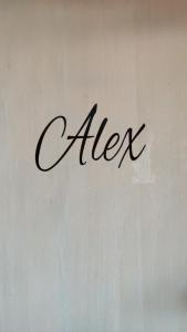 a sign with the word after written on a wall at Les coquelicots - Chambre Alex in Houdan